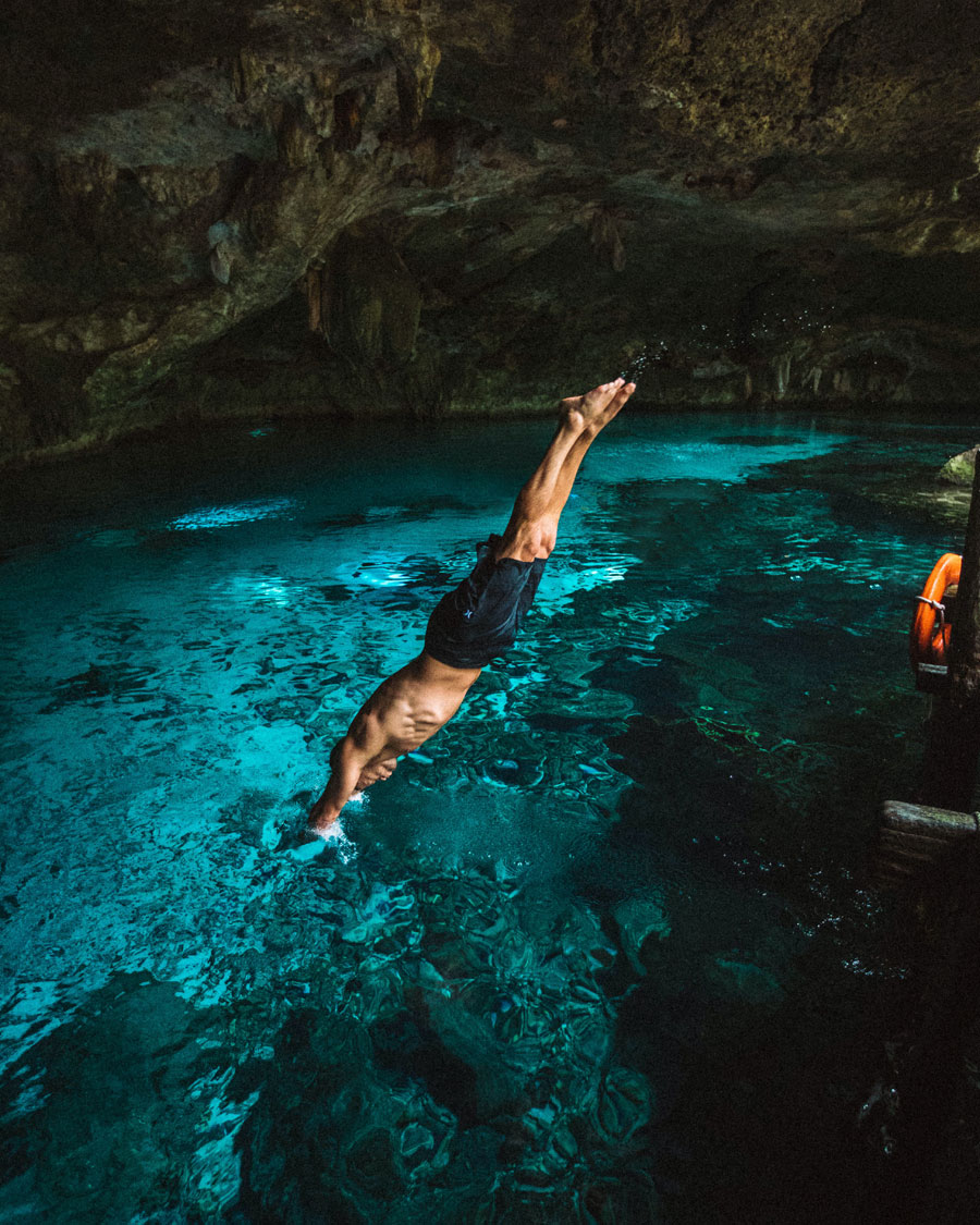 Personne plongeant dans la piscine d’une grotte. Personne plongeant dans la piscine d'une grotte.