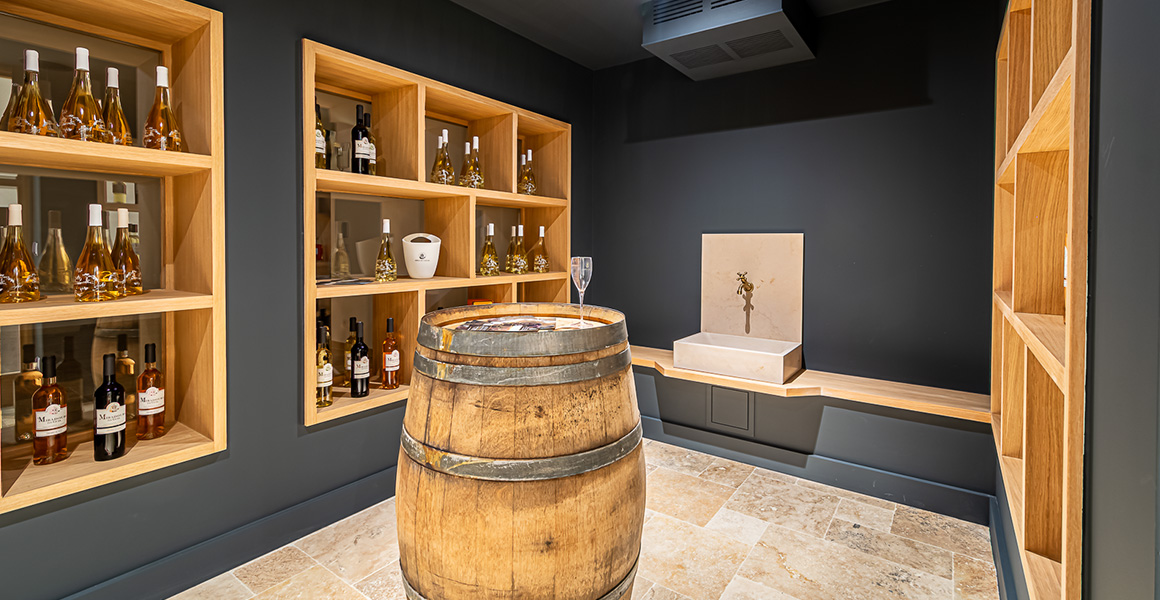Cave à vin moderne avec étagères et tonneau