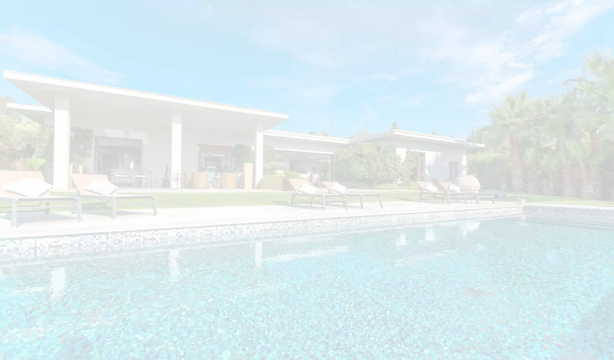 Maison moderne avec piscine et chaises longues.