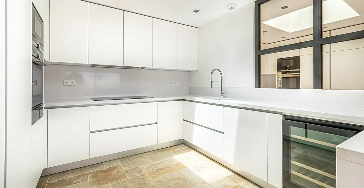 Cuisine moderne blanche avec éclairage intégré