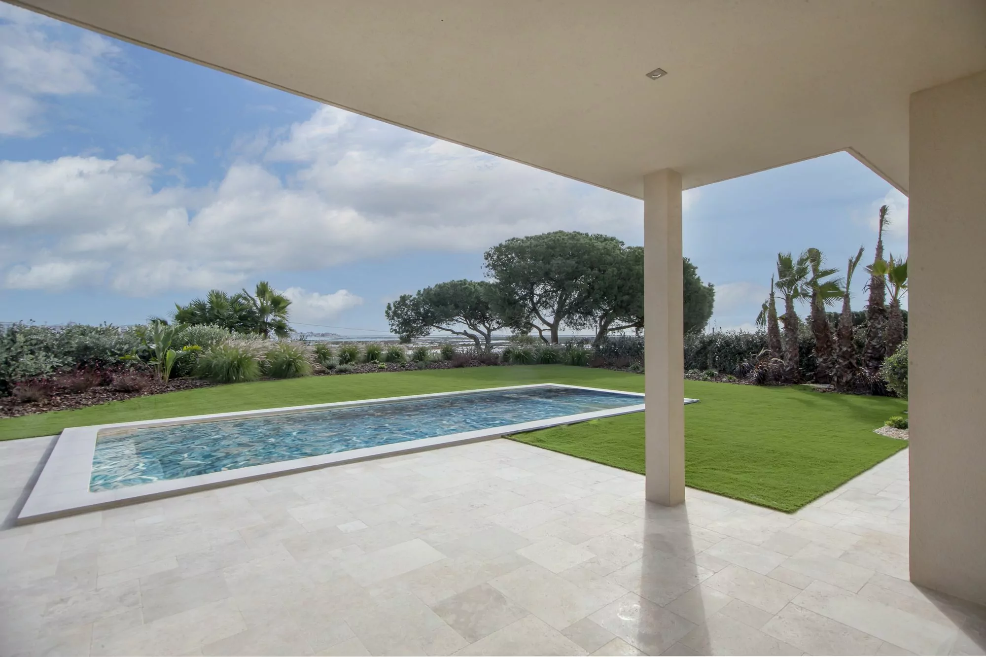 Piscine sous un auvent avec vue sur la Ria Formosa depuis une villa de prestige à Faro