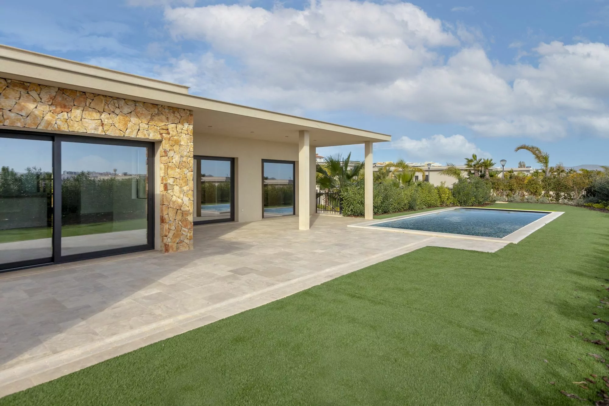 Terrasse en travertin et façade en pierre d’une villa de luxe à Faro avec piscine, Quinta de Faro