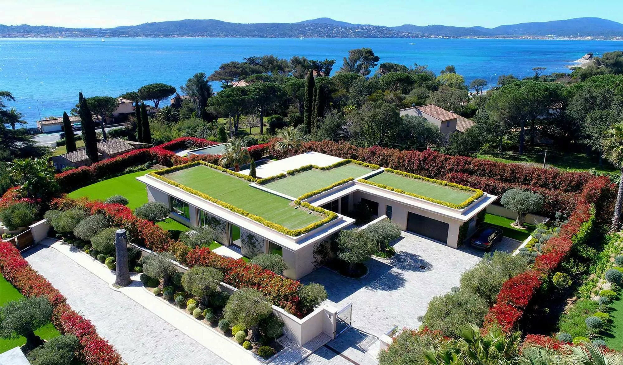 Villa moderne avec jardin sur le toit en bord de mer.